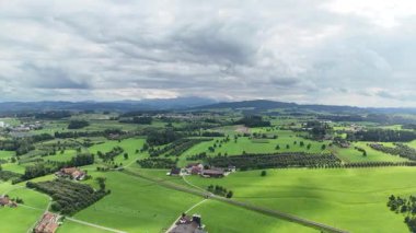 Kırsal kesimdeki küçük bir köyün panoramik hava görüntüsü