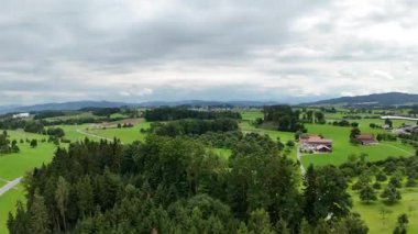 Yazın kırsal alanın havadan görünüşü
