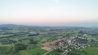 Yazın İsviçre 'de kırsal alanın güzel hava manzarası