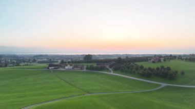 Küçük bir köyün hava manzarası.