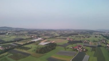 Kırsal kesimdeki küçük bir köyün güzel hava manzarası