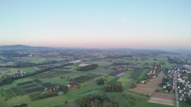 Güzel yeşil alan ve tarlaların hava aracı görüntüsü...