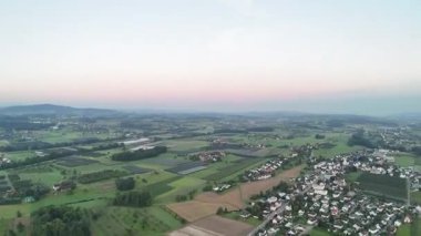 Dağlardaki köyün insansız hava aracı görüntüsü. İsviçre