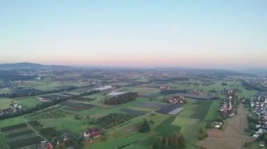 İnsansız hava aracından güzel bir gün batımı manzarası.