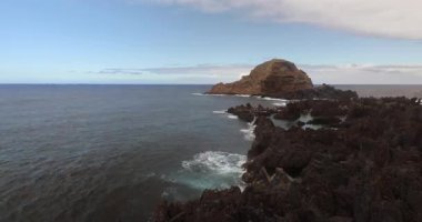 Portekiz 'in Atlantik Okyanusu' ndaki Madeira deniz kıyısının güzel manzarası. 