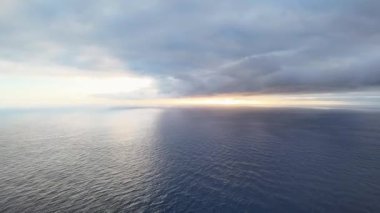 Güzel okyanus manzarası ve Portekiz 'deki Atlantik Okyanusu' nda Madeira 'nın batışı. 