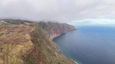 Portekiz 'in Atlantik Okyanusu' ndaki Madeira Dağı 'nın tepesinden güzel okyanus manzarası. 