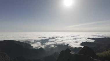 Dağların güzel manzarası Madeira