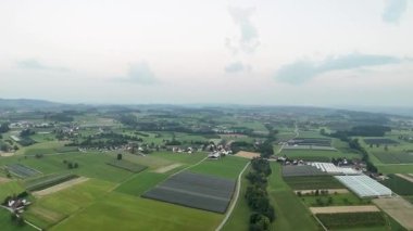 Sabahları kırsal alanın havadan görüntüsü.