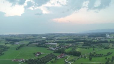 Garda Gölü üzerinde hava manzarası