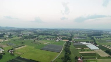 Kırsal kesimin güzel manzarasının hava aracı fotoğrafı.