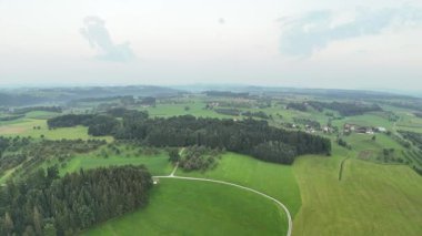 Sabahları kırsal alanın havadan görüntüsü.