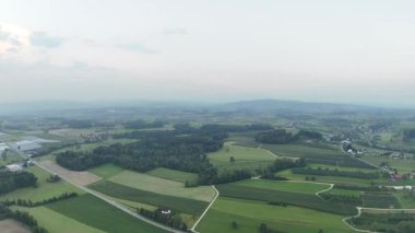Kırsal kesimdeki küçük bir köyün havadan görünüşü