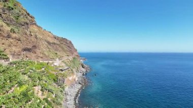 Portekiz 'in Madeira adasının güneyinde, Cascata dos Anjos ve plajın üzerinde uçan iki gizli şelale..