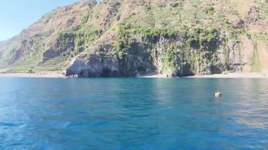 Güzel deniz manzarası ve dağlar.