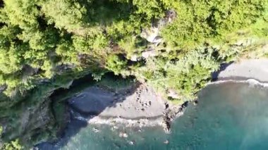 Madeira, Portekiz 'in güneyinde Cascata dos Anjos ve sahil üzerinde uçan dalgalar, deniz ve kayalarla dolu güzel bir sahil manzarası..