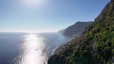 Portekiz 'in Madeira adasının güneyinde Cascata dos Anjos ve plajın üzerinde uçan iki gizli şelale..