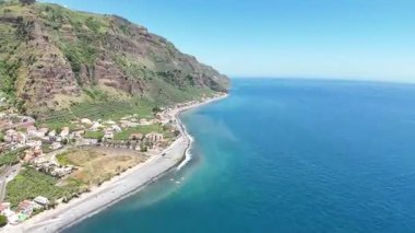 Portekiz 'in Madeira adasının güneyinde, Cascata dos Anjos ve plajın üzerinde uçan iki güzel dağ manzarası..