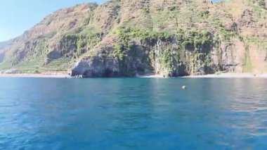 Cascata dos Anjos ve sahil üzerinde uçan dalgalarla dolu güzel bir kumsalın hava aracı görüntüsü. Portekiz 'in Madeira adasının güneyinde iki gizli şelale..