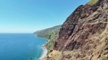 Güzel bir deniz manzarası. Doğa, Portekiz 'in Madeira adasının güneyinde Cascata dos Anjos ve plajın üzerinde uçuyor..