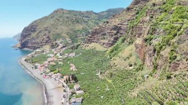 Yeşil tarlaları ve dağları olan Madeira köyünün havadan görünüşü. Portekiz 'in Madeira adasının güneyinde..