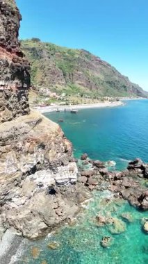 Portekiz 'in Madeira adasının güneyinde iki gizli şelale var..