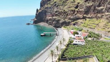Portekiz 'in Madeira adasının güneyinde iki gizli şelale sahili yaz mevsiminde deniz manzarası.