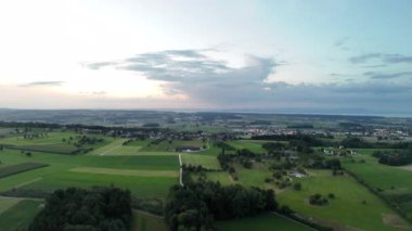 Fransa 'nın güneyindeki güzel bir köyün hava manzarası.