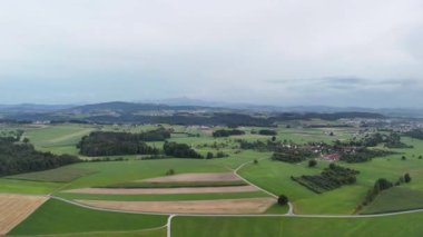 İtalyan Alplerinin kırsal kesimindeki köyün havadan görünüşü