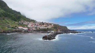 Madeira Adası, Seixal üzerinde uçuyor.