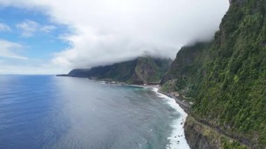 Yukarıdan güzel dağ ve okyanus manzarası Madeira Adası 'nın kuzeyindeki Portekiz' de insansız hava aracı fotoğrafı.