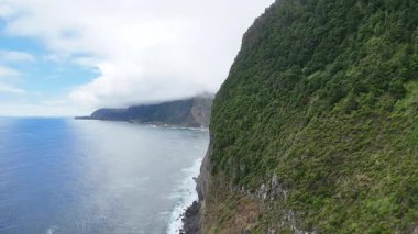 Madeira Adası 'nın kuzeyindeki Portekiz' in güzel sahil ve okyanus manzarası.