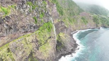 Madeira Adası 'nın kuzeyindeki Portekiz' de okyanusun güzel kıyı şeridi üzerindeki hava manzarası.