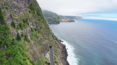Seixal üzerinde uçarken dağların güzel manzarası Portekiz 'in Madeira Adası' nın kuzeyinde bulunan bir bölgedir..