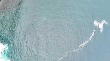 Kumsaldaki güzel okyanus dalgalarının hava aracı görüntüsü.