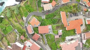 Madeira 'nın kuzeyindeki Portekiz' in Akdeniz kıyısındaki kıyı şeridinin havadan görünüşü