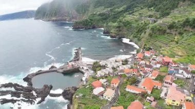  Madeira Adası 'nın kuzeyindeki Portekiz' de okyanus üzerinde Seixal hava aracı görüntüsü üzerinde uçuyor.