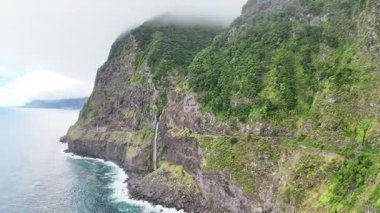 Madeira Adası 'nın kuzeyindeki Portekiz' de sabah deniz manzarası ve dalgalar.