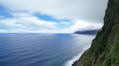 Madeira Adası 'nın kuzeyindeki Portekiz' de okyanus antenleri ve uçurumlar.