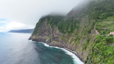 Portekiz 'in kuzeyindeki Madeira Adası' nda insansız hava aracından güzel bir manzara.