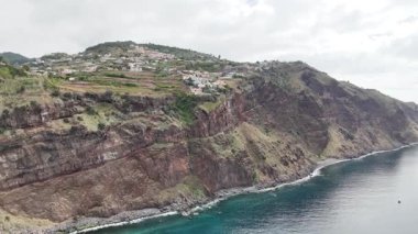 Portekiz 'in Madeira Adası' nın güneyindeki deniz ve dağların havadan görünüşü