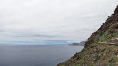 Portekiz 'in Madeira Adası' nın güneyindeki dağlar ve okyanus manzarası