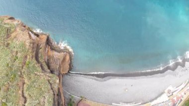 Portekiz 'in Madeira Adası' nın güneyinde kaya ve dalga manzarası