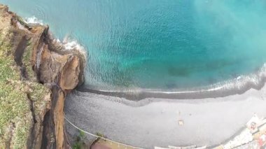 Portekiz 'in Madeira Adası' nın güneyindeki sahil ve deniz manzaralı.