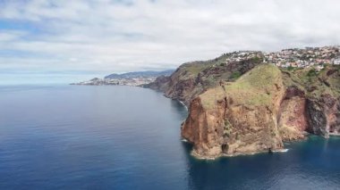 Portekiz 'in Madeira Adası' nın güneyindeki güzel deniz ve kayalık sahil manzarası.