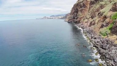 Portekiz 'in Madeira Adası' nın güneyindeki uçurumun tepesinden deniz manzarası