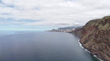 Portekiz 'in Madeira Adası' nın güneyindeki deniz ve dağların manzarası