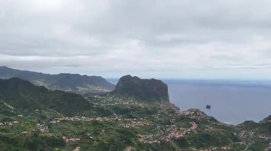 Kuzey Kafkasya 'nın kuzeyindeki köyün vadisindeki dağların hava manzarası.