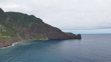 Kuzey Kafkasya 'nın kuzeyindeki köyün vadisindeki dağların hava manzarası.