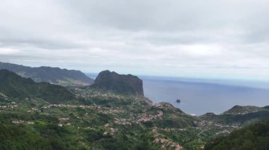 Madeira adasının kuzeyindeki dağların manzarası. yüksek kaliteli fotoğraf